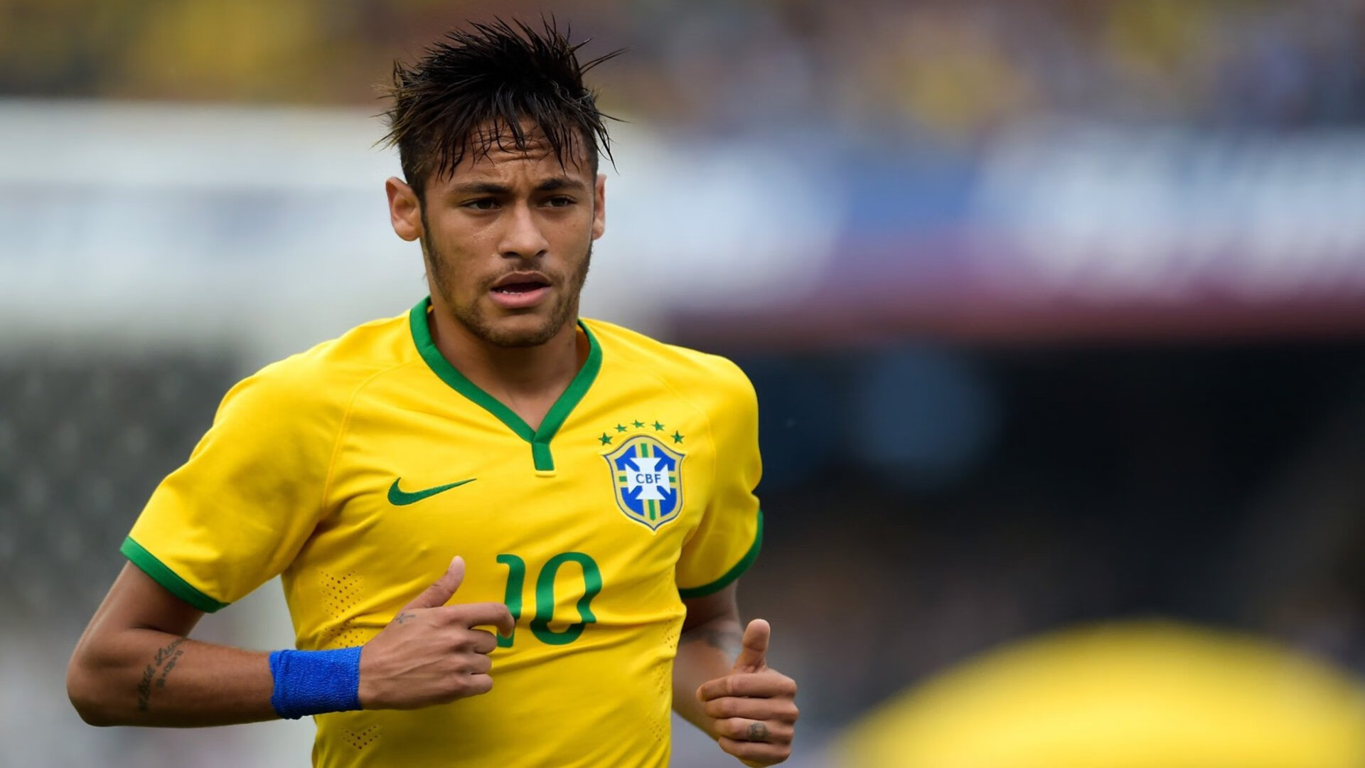 自由泳划频节奏平稳，比赛控制力佳，自由泳划水路线有3种